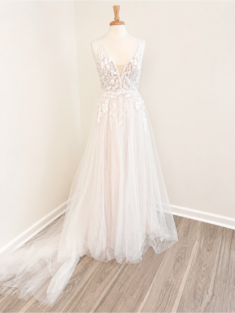 Pronovias Sheer Lace Appliqué Bridal Gown size 10